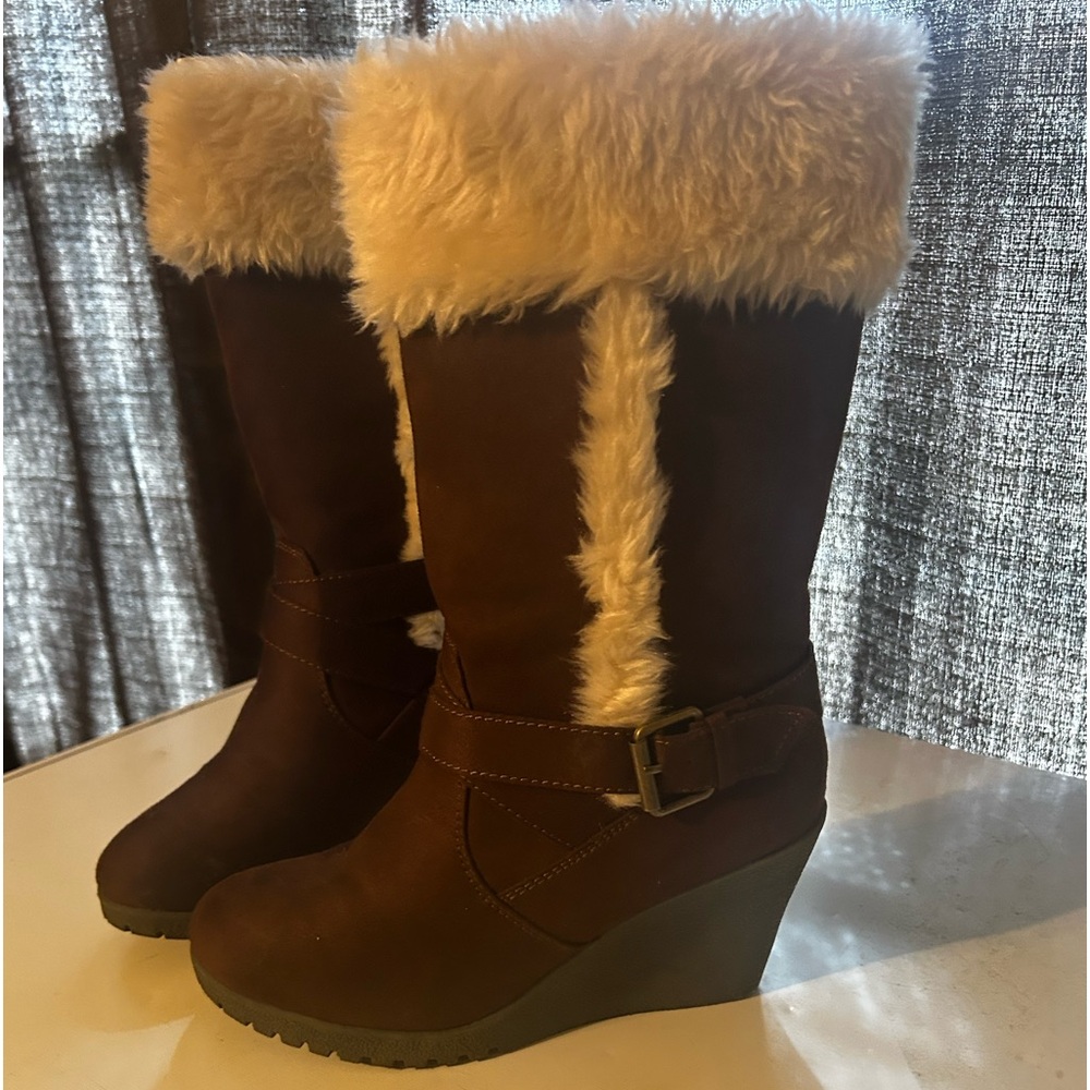 Brand new American Eagle 7 1/2.Brown with white fur trim.